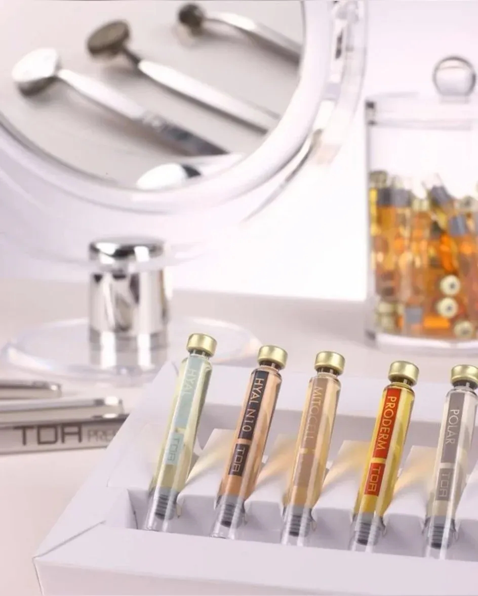 Фото препаратов Dermadrop для безыгольной трансдермальной терапии кожи. Изображение сопровождает материал о показаниях и противопоказаниях процедуры, которая помогает глубоко увлажнить кожу, улучшить её качество, повысить упругость и решить различные эстетические задачи без инъекционного вмешательства.